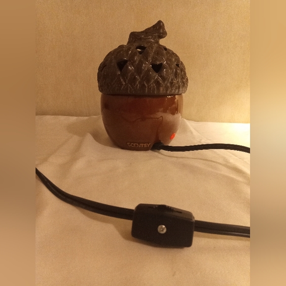 Scentsy Fall Acorn Electric Tart Warmer - Picture 4 of 12